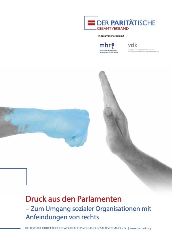 Titelbild einer Broschüre. Weißer Hintergrund. Eine blaugefärbte Hand zur Faust und eine flache Hand